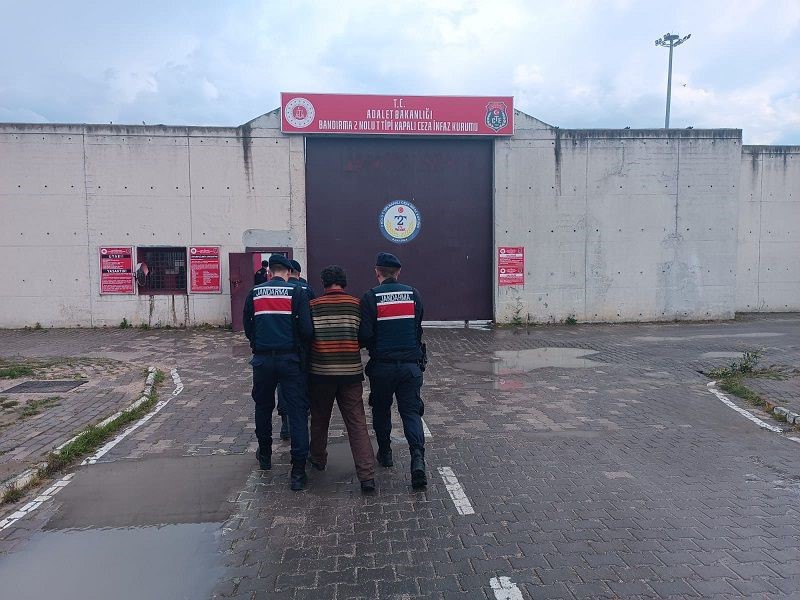 Balıkesir’de aranan 2 kişi yakalandı BALIKESİR (İHA) – Balıkesir İl Jandarma Komutanlığı ekipleri, Manyas ve