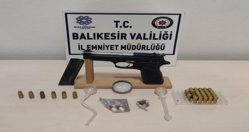 Balıkesir’de 22 aranan şahıstan 10’u tutuklandı BALIKESİR (İHA) – Balıkesir’de Asayiş polisi il genelinde aranan şahıslara