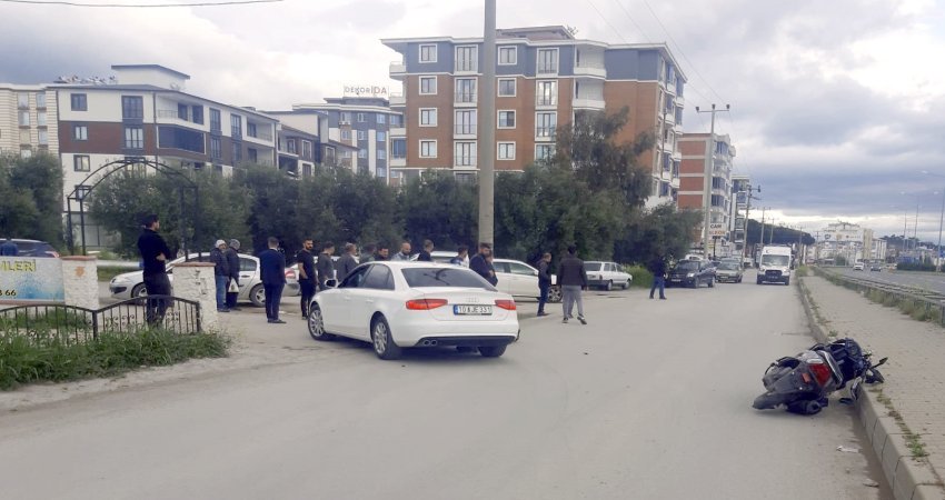 BALIKESİR (İHA) – Balıkesir’in Edremit ilçesinde motosiklet ve otomobilin çarpıştığı