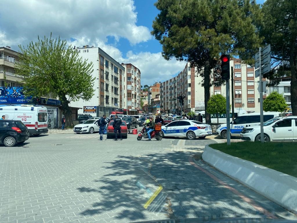Balıkesir’de otomobil ile motosiklet çarpıştı: 1 yaralı BALIKESİR (İHA) – Balıkesir’in Edremit ilçesinde otomobil ile motosikletin çarpıştığı
