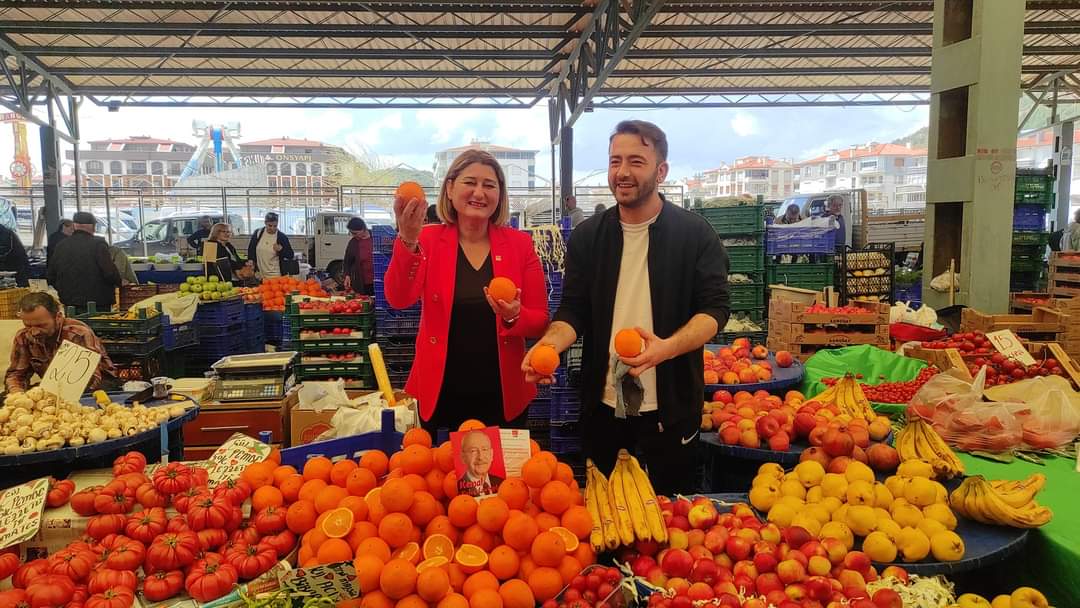 Fatma Salı Karabacakoğlu Ayvalık’ta çarşı ve pazarcı esnafını ziyaret etti Fatma Sibel Karabacakoğlu Ayvalık İlçe Başkanlığının hazırladığı program kapsamında; milletittifakı
