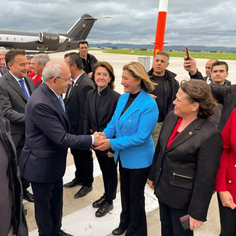 Karabacakoğlu, Kemal Kılıçdaroğlu’nun miting öncesi havalimanı’nda karşıladı Balıkesir CHP Milletvekili adayı Fatma Salı Karabacakoğlu, Balıkesir’de gerçekleşecek miting