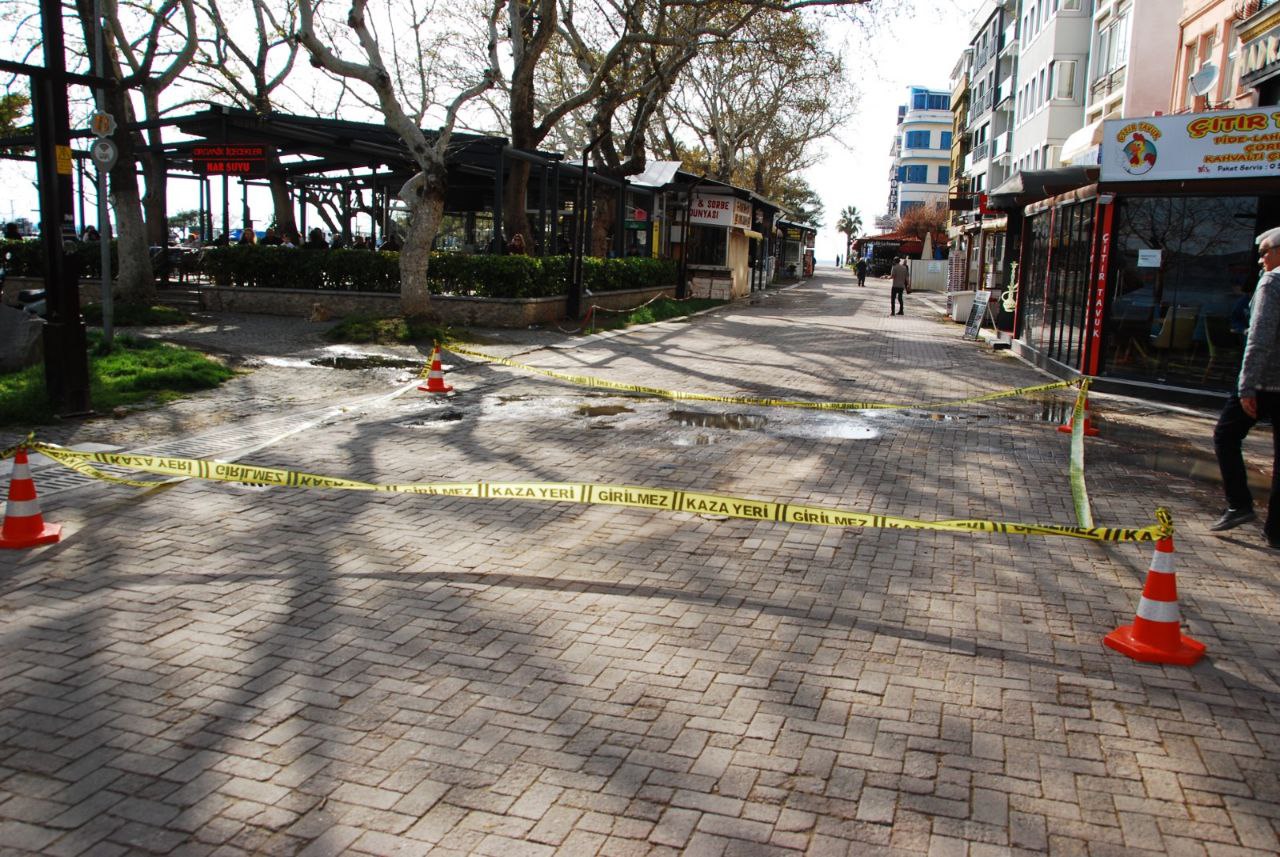 Erdek’te sözlü kavga silahlı çatışmaya dönüştü 1 kişi yaralandı Balıkesir’in Erdek ilçesinde Cumhuriyet Meydanı’nda silahlı kavgada 1 kişi yaralandı. Edinilen