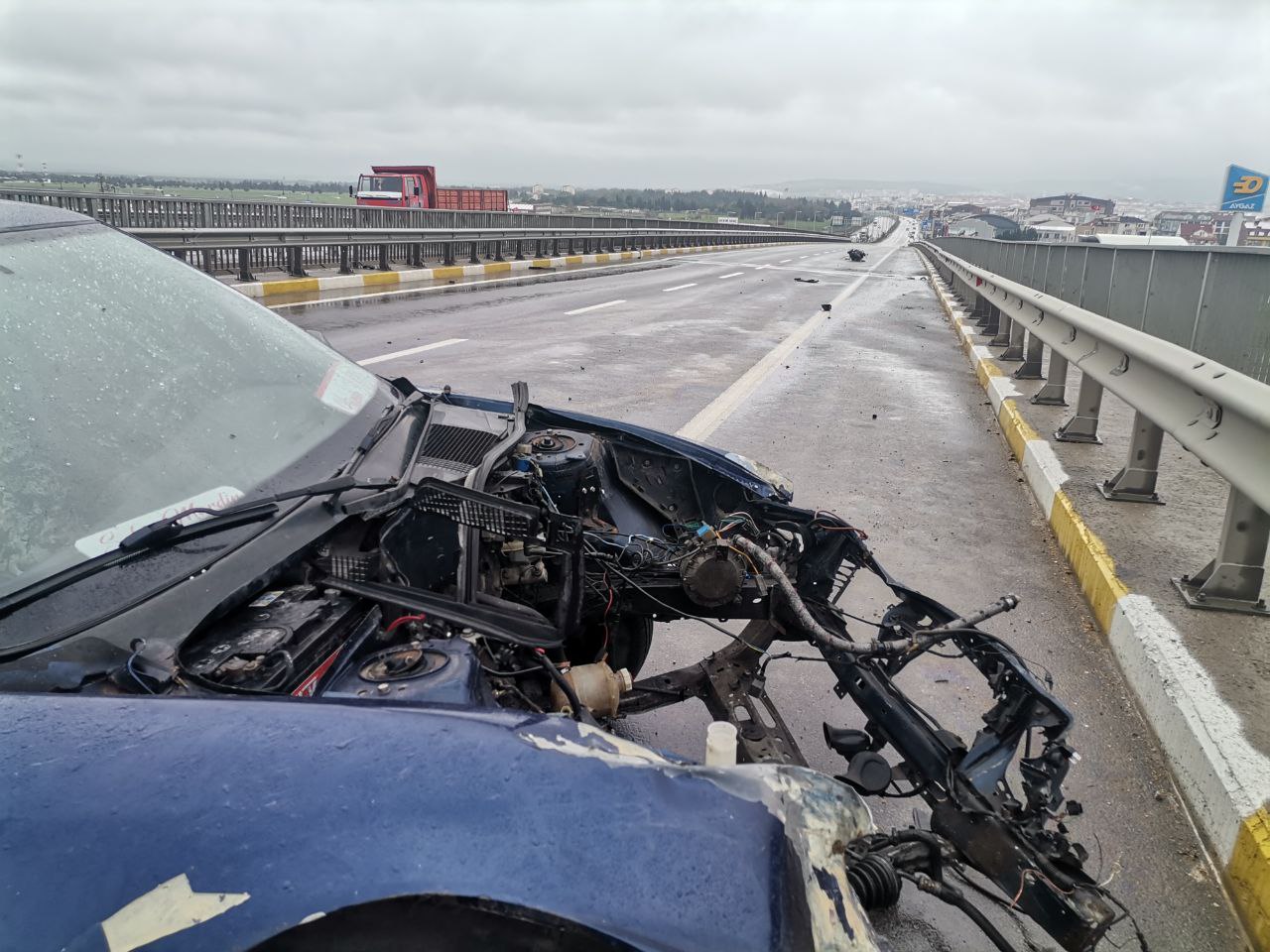 Bandırma’da trafik kazasında aracın motoru 25 metre uçtu BALIKESİR (İHA) – Balıkesir’in Bandırma ilçesinde yeni yapılan üst geçitte