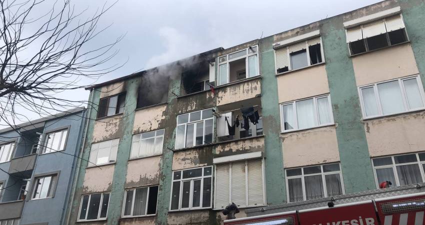 Bandırma’da yangında dumandan etkilenen 2 kişi hastaneye kaldırıldı Balıkesir’in Bandırma ilçesinde 17 Eylül mahallesi Selvi Sokakta bir dairede