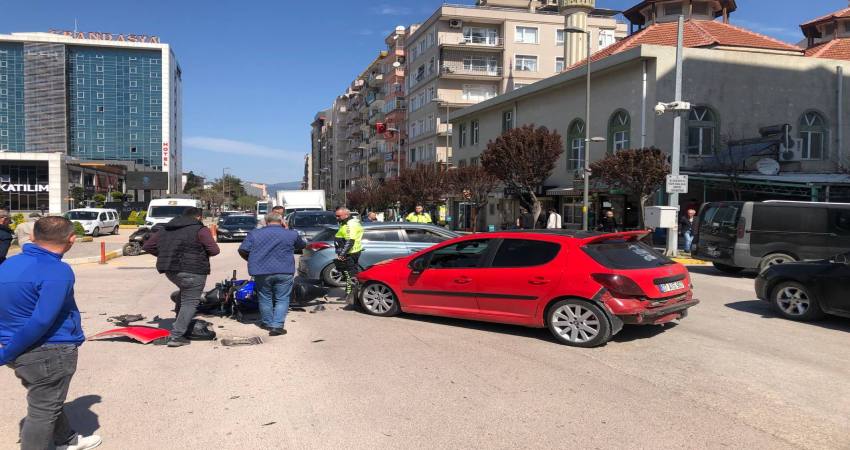 Bandırma’da motosiklet ile otomobil çarpıştı, 1 kişi yaralı Balıkesir’in Bandırma ilçesinde 17 Eylül mahallesi Atatürk caddesinde meydana gelen