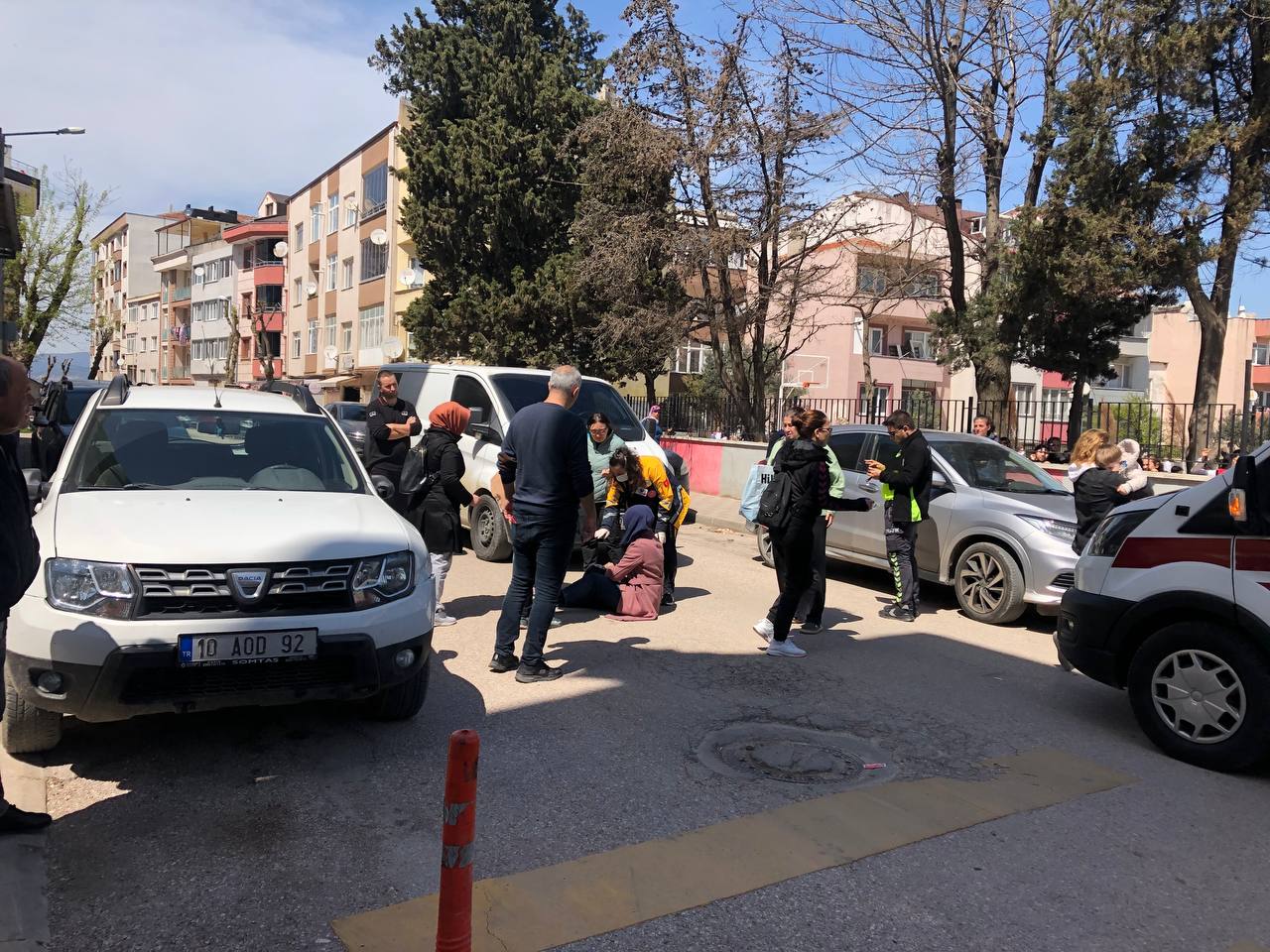 Bandırma’da kucağında çocuk varken kadına araç çarptı Balıkesir’in Bandırma ilçesinde Paşabayır mahallesinde bir bankaya ait para aracı,