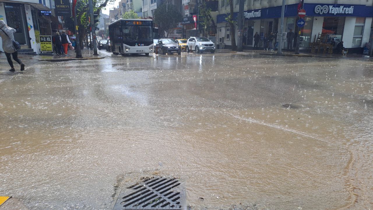 Balıkesir’in Bandırma ilçesinde aniden bastıran yağmur yağışıyla birlikte cadde ve