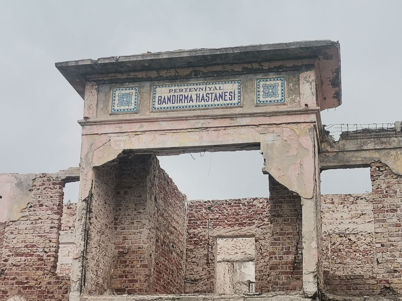 Pertevniyal Hastanesi unutuldu, çürümeye terk edildi Balıkesir’in Bandırma ilçesinde 1925 yılında dönemin Belediye Başkanı Kaşif Acar’ın