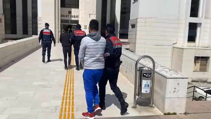 BALIKESİR (İHA) – Balıkesir’in Edremit ilçesinde yakalanan hırsızın üzerinden çıkan