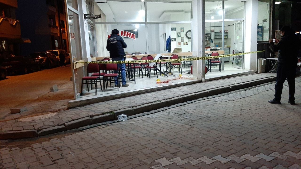 BALIKESİR (İHA) – Balıkesir’in Edremit ilçesinde kahvehanede oturan 2 kişiye