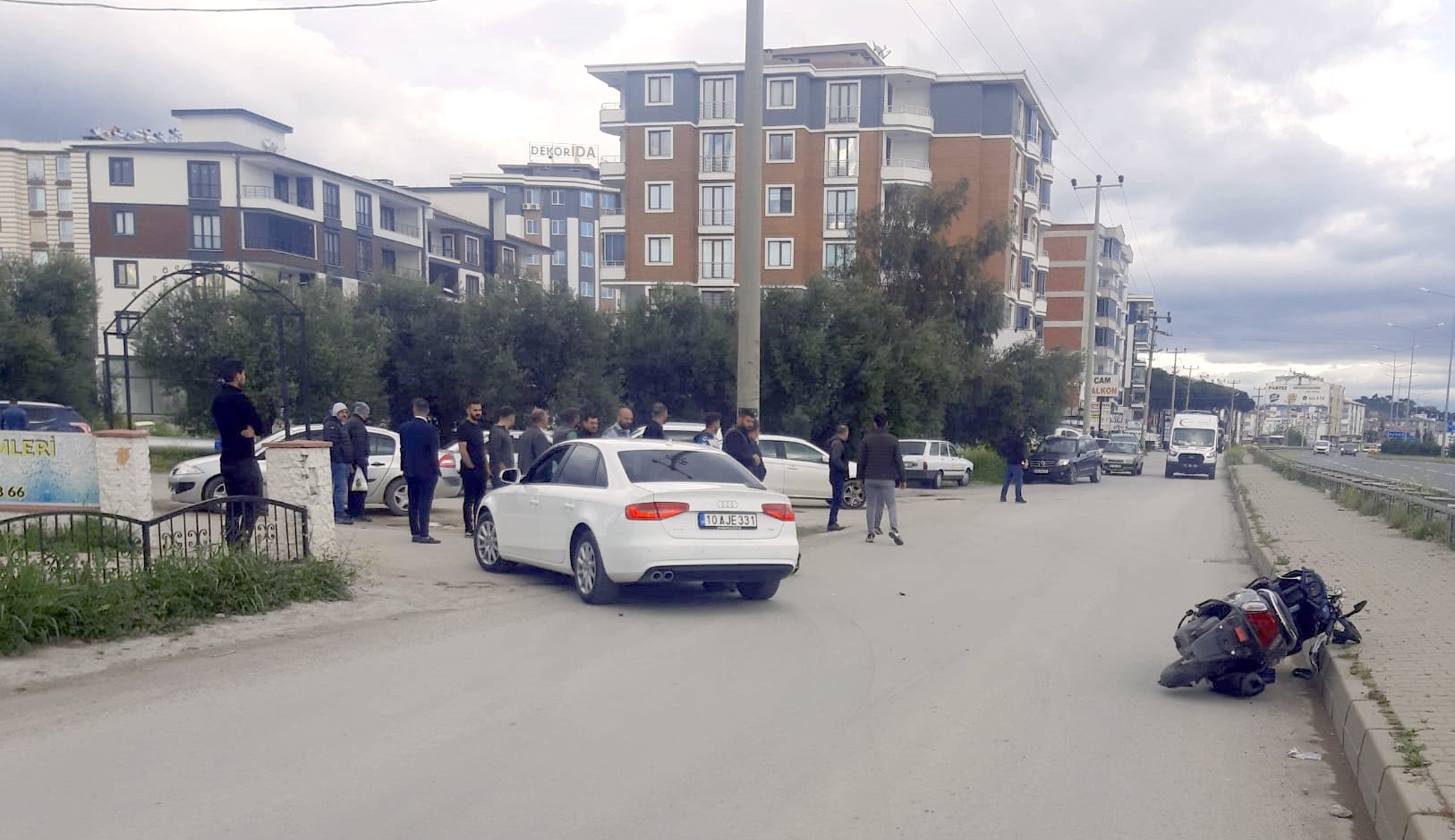 Motosiklet otomobil ile çarpıştı BALIKESİR (İHA) – Balıkesir’in Edremit ilçesinde motosiklet ve otomobilin çarpıştığı