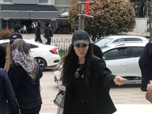 Balıkesir’in Bandırma ilçesinde Haydarçavuş Camii’nde oldukça üzgün olduğu gözlenen Hande