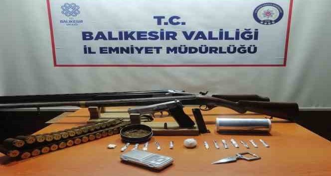 Bandırma’da silah ve uyuşturucu ele geçirildi Balıkesir’in Bandırma ilçesinde, Bandırma Emniyet Müdürlüğü Asayiş Büro Amirliğine bağlı