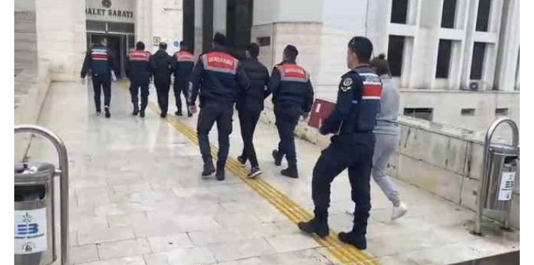 Jandarma suçlulara göz açtırmıyor Balıkesir’in Edremit ilçesinde hırsızlık ve hırsızlık eşyasını satın almaktan 4