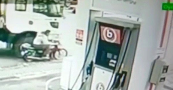 BALIKESİR (İHA) – Balıkesir’in Edremit ilçesinde motosiklet sürücüsünün kamyonun altında
