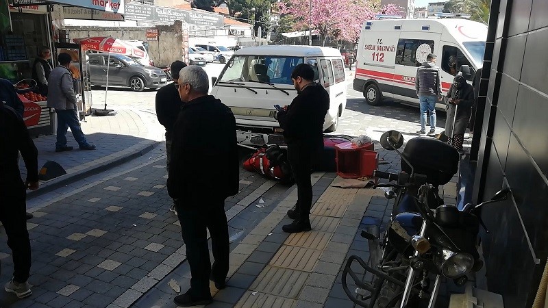 BALIKESİR (İHA) – Balıkesir’in Edremit ilçesinde minibüsün altında kalan motosikletli