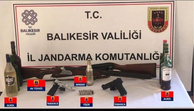 Erdek’te jandarmadan 3 eve eş zamanlı baskın BALIKESİR (İHA) – Balıkesir’in Erdek İlçesinde Jandarma Komutanlığı’nca 3 şahsın