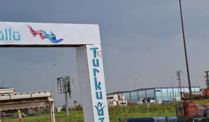 Bandırma’ya yıldırım düştü Balıkesir’in Bandırma ilçesinde aniden bastıran yağmur yağışıyla birlikte caddeler sokaklar
