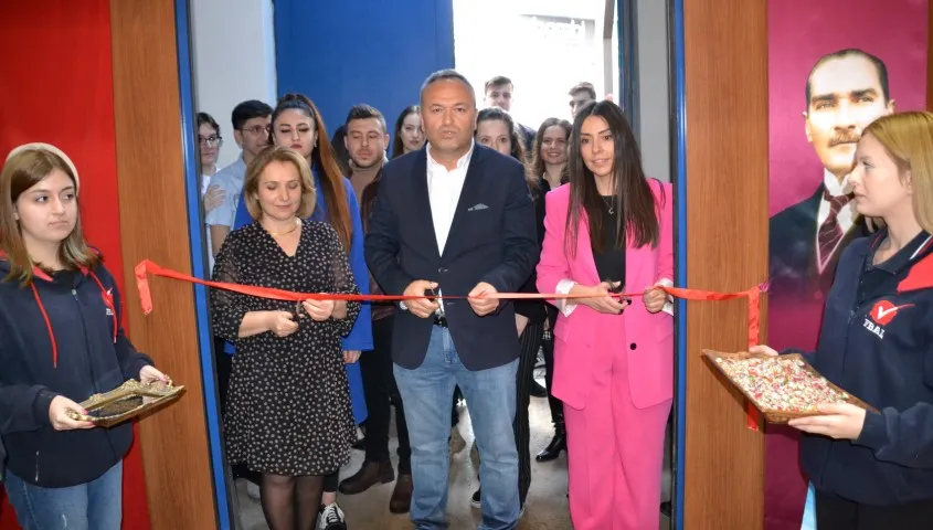 FEN BİLİMLERİ ANADOLU LİSESİNDE SANAT DOLU GÜNLER Fen Bilimleri Eğitim Kurumları öğrencileri sosyal etkinlikler çerçevesinde resim sergisi