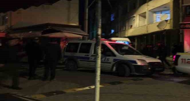 Balıkesir’de bir kişi başından vurularak öldürüldü Balıkesir’in Burhaniye ilçesinde bir kişi, başından ve kasıklarından tabanca ile