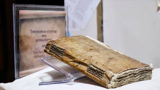 Kazakistan’da insan derisiyle kaplı 5 asırlık el yazması gizemini koruyor Kazakistan’da kapağı insan derisinden yapılmış, Fransa’daki enstitüde 330 sayfasından ancak