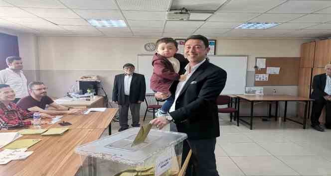 Bandırma Belediye Başkanı Tolga Tosun ailesi ile birlikte Bandırma Halk