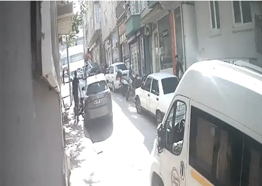 Bandırma’da yaşlı adamı darp etti olay güvenlik kameralarına yansıdı Balıkesir’in Bandırma ilçesinde 17 Eylül mahallesi Hacı İsa Mescit sokakta