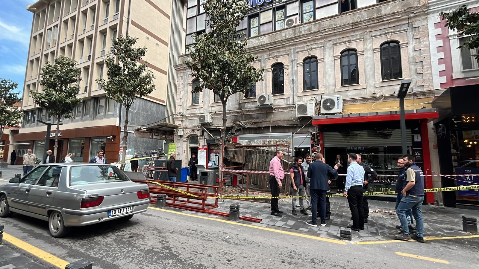 İşçilerin çalıştığı binada tente çöktü Balıkesir’in en işlek noktalarından birisi olan Milli Kuvvetler Caddesi’nde meydana