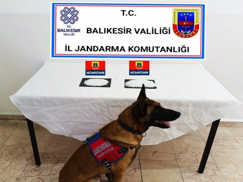 Balıkesir’de jandarma ekiplerinin uyuşturucu ve silah kaçakçılarına yönelik düzenlediği operasyonlarda
