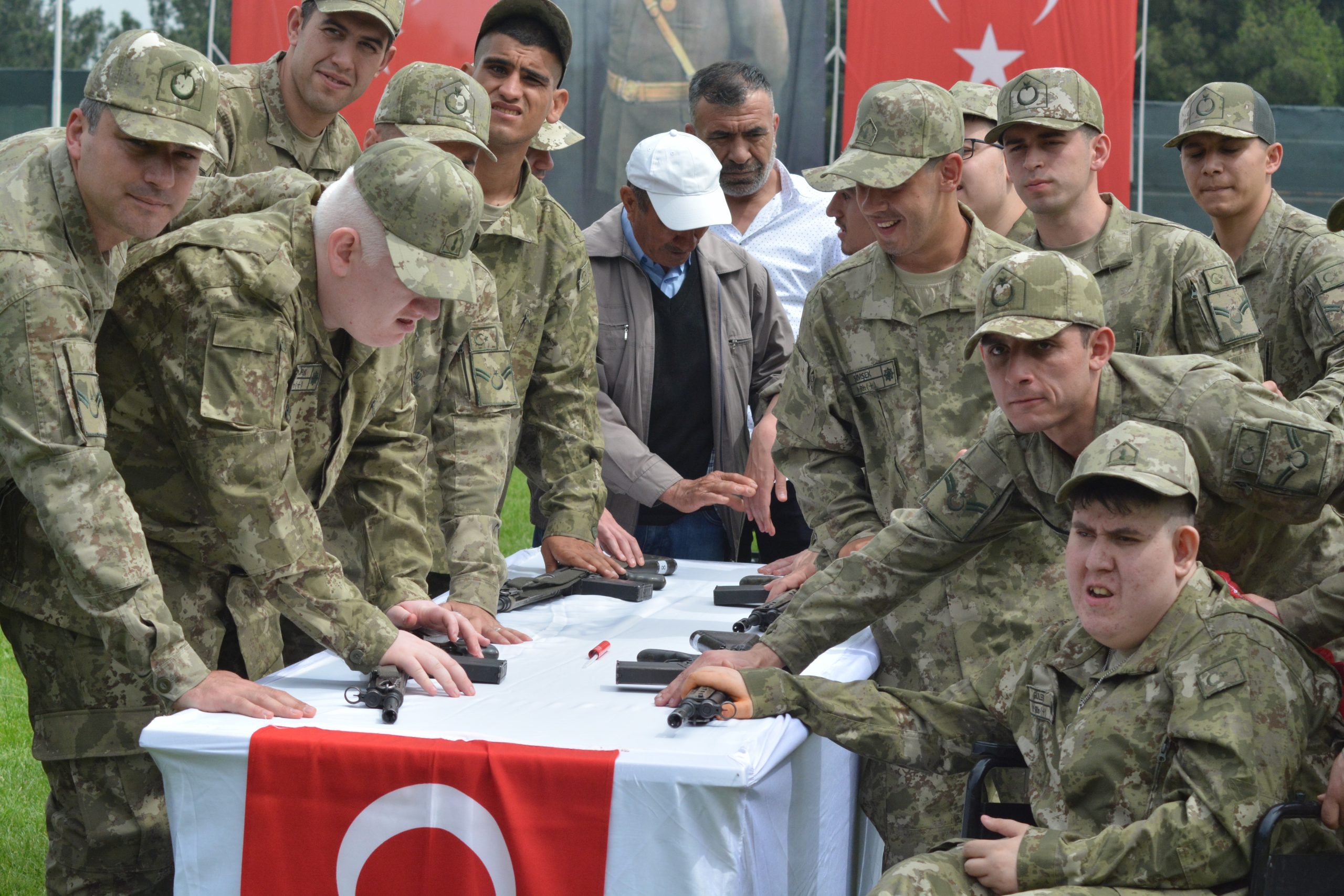 Çakı gibi asker oldular Balıkesir’de engelli gençler asker kıyafetlerini giydi, silahla ateş etti. Bir