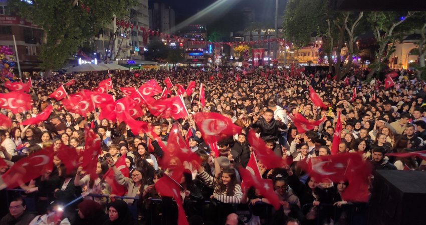 Bandırma’da önce fener alayı sonra konser Balıkesir’in Bandırma ilçesinde Belediye Başkanlığı, 19 Mayıs Atatürk’ü Anma, Gençlik