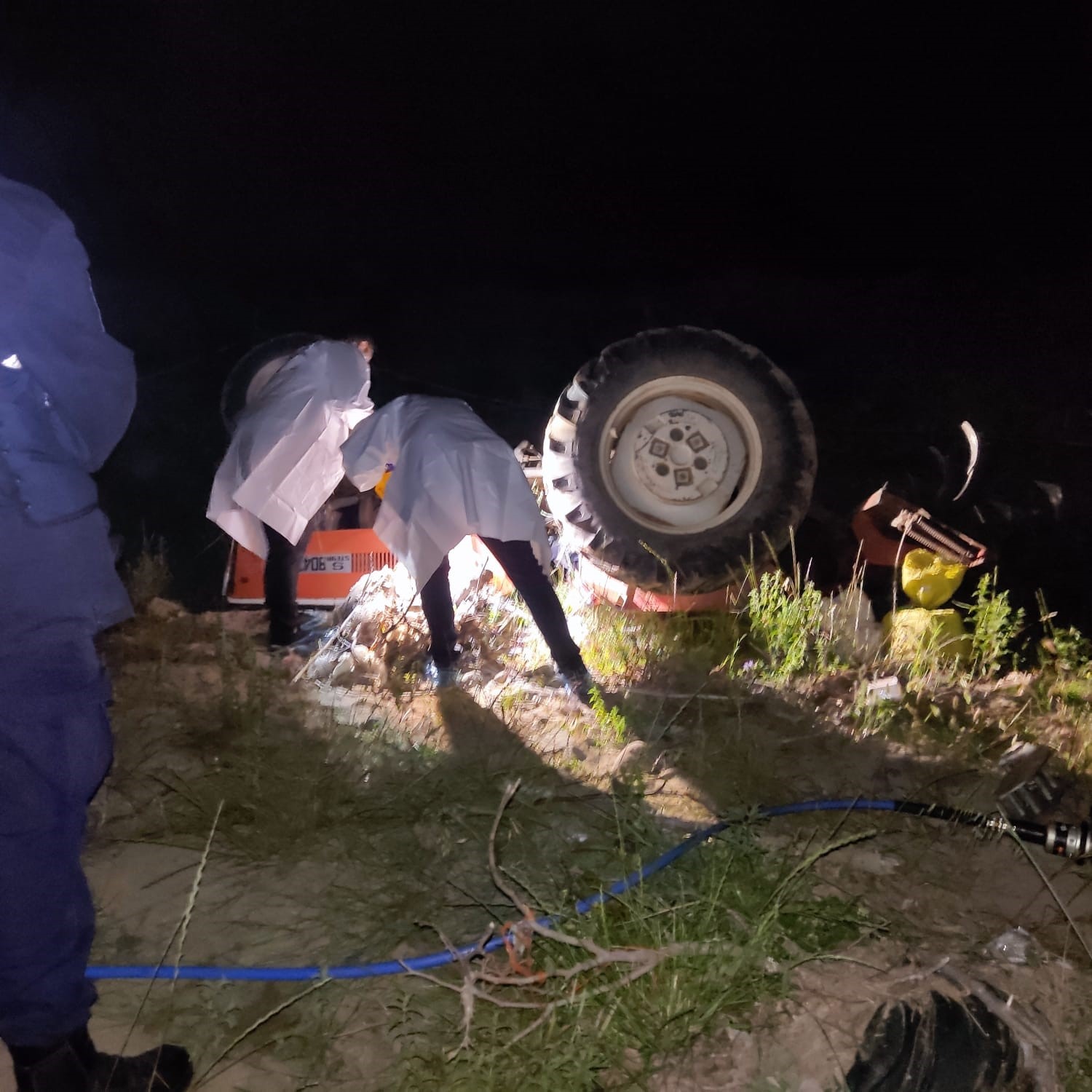 Devrilen traktörün altında kalan sürücü hayatını kaybetti Balıkesir’in Burhaniye ilçesinde dere yatağına devrilen traktörün sürücüsü, aracının altında