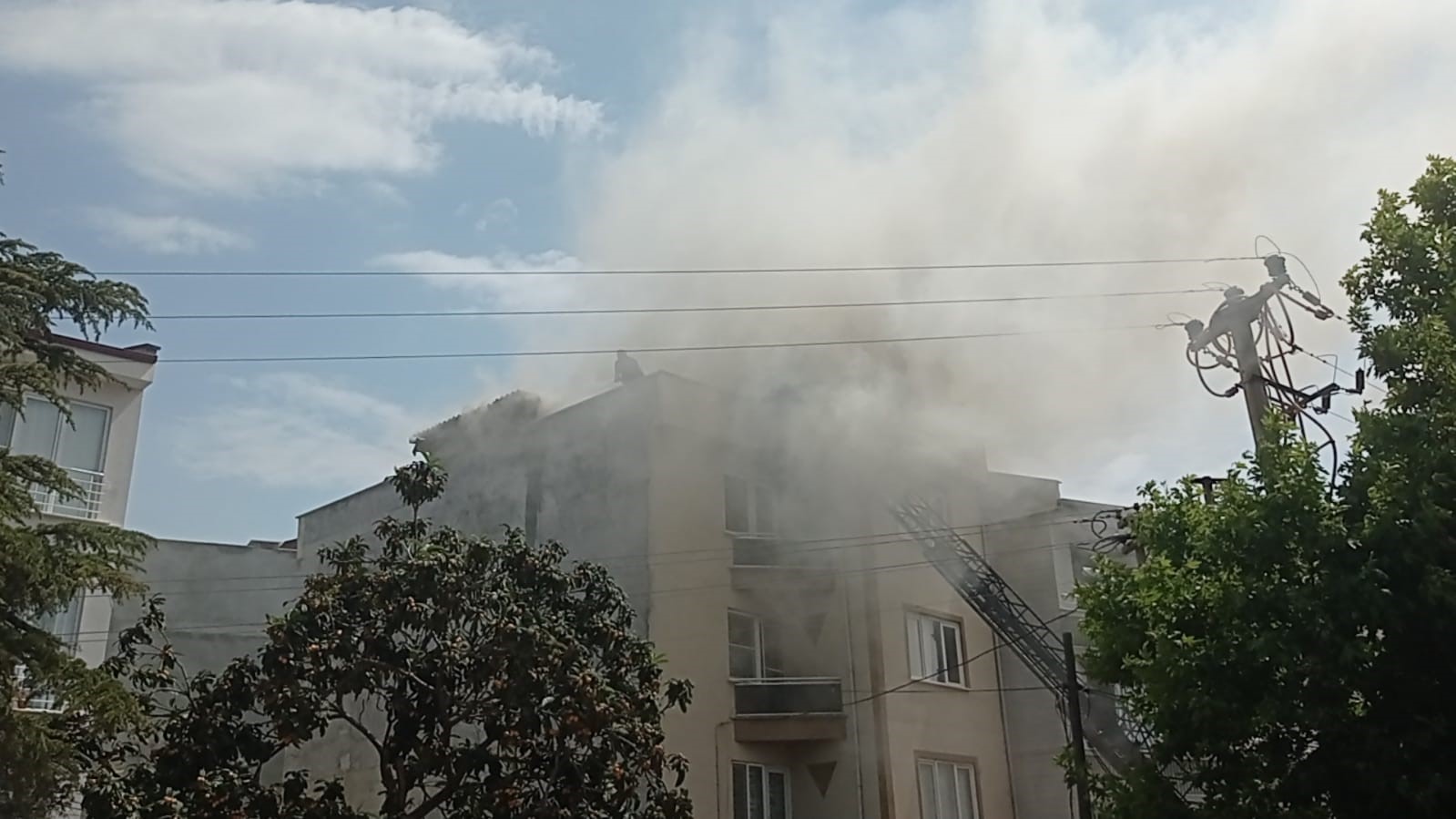 Temizlemek için bacayı yakan esnaf, az daha apartmanı yakıyordu Balıkesir’in Edremit ilçesinde simit fırınının bacasını temizlemek için yakan esnaf,