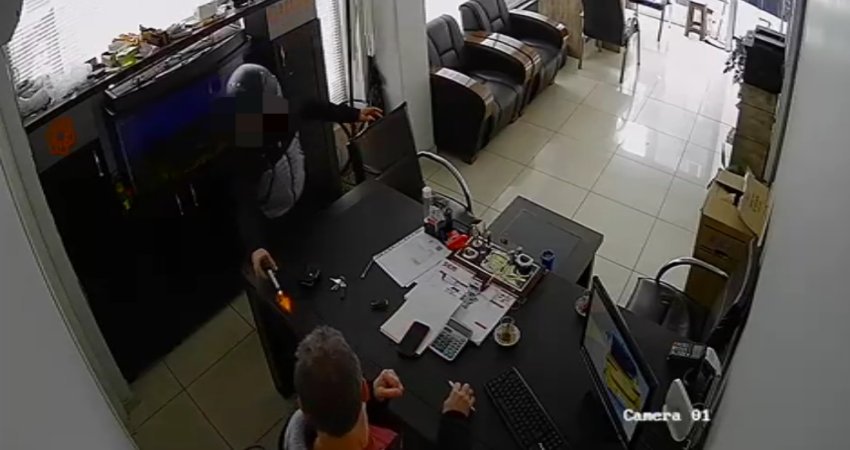 Bandırma’da silahlı saldırı güvenlik kameralarına yansıdı Balıkesir’in Bandırma ilçesinde oto kiralama ofisinde silahlı saldırıya uğrayan Gürcan