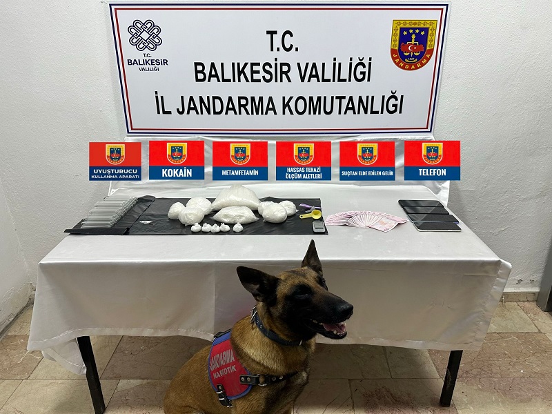 Bandırma’da uyuşturucu operasyonunda 4 kişi yakalandı Balıkesir’in Bandırma ilçesinde Balıkesir İl Jandarma Komutanlığınca, uyuşturucu madde imal