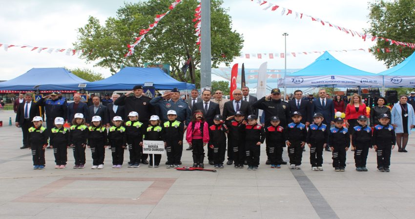 Bandırma’da Trafik Haftası Kutlandı Her yıl 6-12 Mayıs tarihleri arasında kutlanan “Karayolu Güvenliği ve