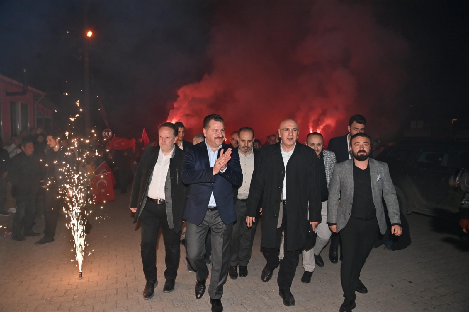 “KUVA-YI MİLLİYE ŞEHRİNDEN, BÖLÜCÜLERLE YOL YÜRÜYENLERE OY ÇIKMAZ” AK Parti İl Başkanlığı Seçim Koordinasyon Merkezi tarafından Kocaavşar Mahallesi’nde