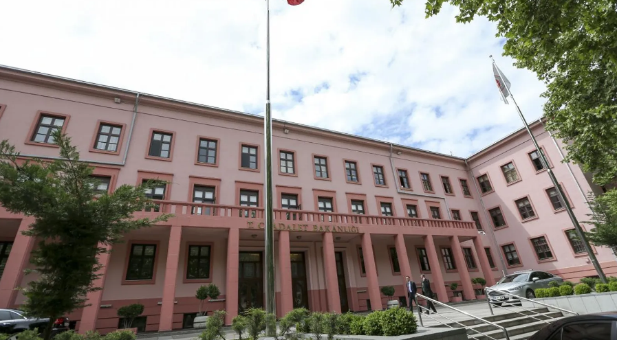 Adalet Bakanlığı: FETÖ elebaşının 27 suçtan iadesi istenmiştir Adalet Bakanlığı’ndan, Cumhurbaşkanı Adayı Kemal Kılıçdaroğlu’nun FETÖ elebaşının ABD’den iadesinin