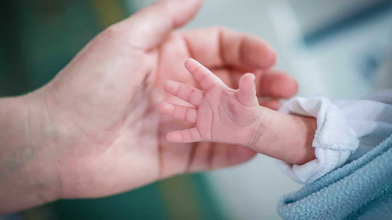 3 kollu doğan bebek herkesi şaşkınlığa uğrattı! Görmek için hastaneye akın ettiler Hindistan’ın kuzeyindeki Rajasthan bölgesinde 3 kollu bir bebek dünyaya geldi.