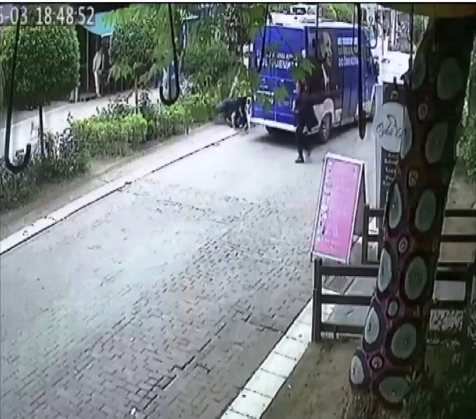 Balıkesir’in Erdek ilçesinde dolaşan AK Parti seçim aracı, müzik yayını