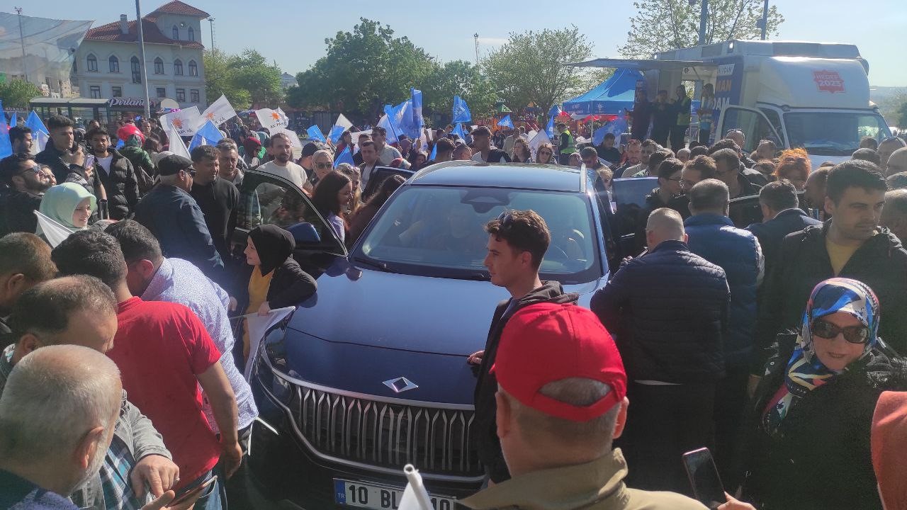 Türkiye’nin yerli ve milli otomobili Togg, Bandırma Cumhuriyet Meydanı’na geldi.