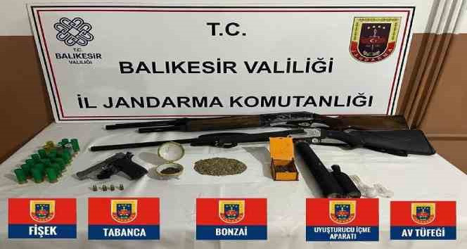 Balıkesir’in Bandırma, Erdek ve Gömeç ilçelerinde silah ve uyuşturucu operasyonunda