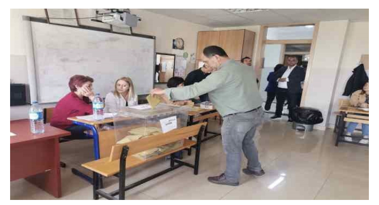 Bandırma’da oy kullanımı başladı Balıkesir’in Bandırma ilçesinde oy kullanma işlemleri başladı. Balıkesir’in Bandırma ilçesinde