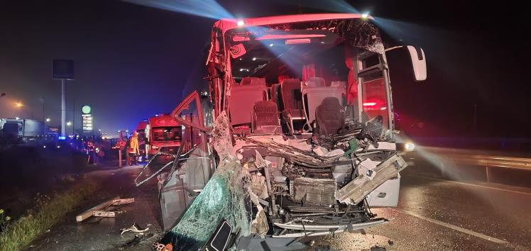 Susurluk’ta otobüs tıra arkadan çarptı: 33 kişi yaralandı Balıkesir’in Susurluk ilçesinde outlet tesisleri mevkiinde trafik kazasında 33 kişi