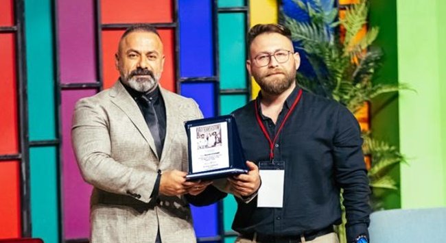 Özdemir’e teşekkür plaketi Süheyl-Behzat Uygur Tiyatrosu oyuncularının sahnelediği ‘Süt Kardeşler’ isimli tiyatro oyunu