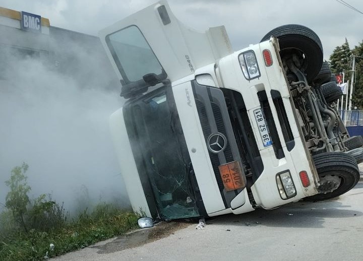 Bandırma’da kimyevi madde yüklü tır devrildi, 1 kişi yaralandı Balıkesir’in Bandırma ilçesinde Bandırma-Bursa karayolu üzerinde kimyevi madde yüklü tır