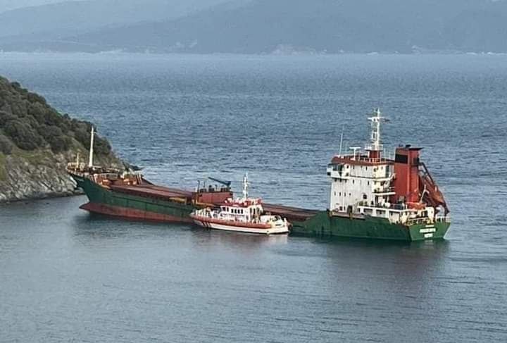 Marmara Adasında karaya oturan gemi kurtarıldı Balıkesir’in Marmara Adası’nda karaya oturan gemi, Kıyı Emniyeti Genel Müdürlüğü