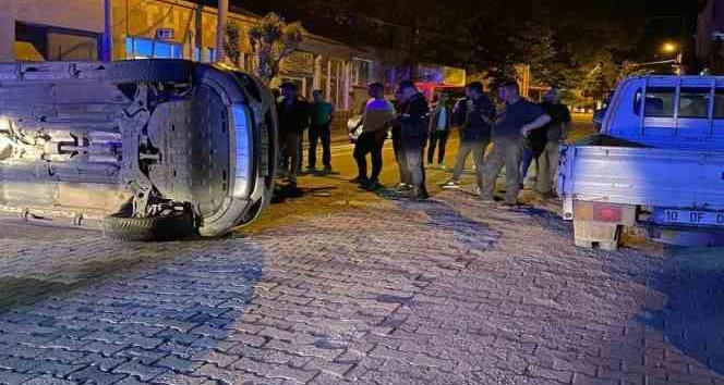 Balıkesir’in Gönen ilçesinde park halindeki kamyonete çarparak yan yatan otomobilde