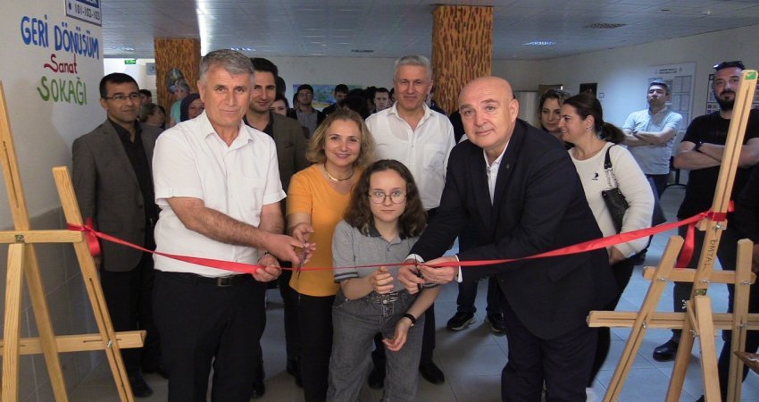 Geri dönüşümden sanat sokağı Balıkesir’in Bandırma ilçesinde Mesleki ve Teknik Anadolu Lisesi öğrencileri ve